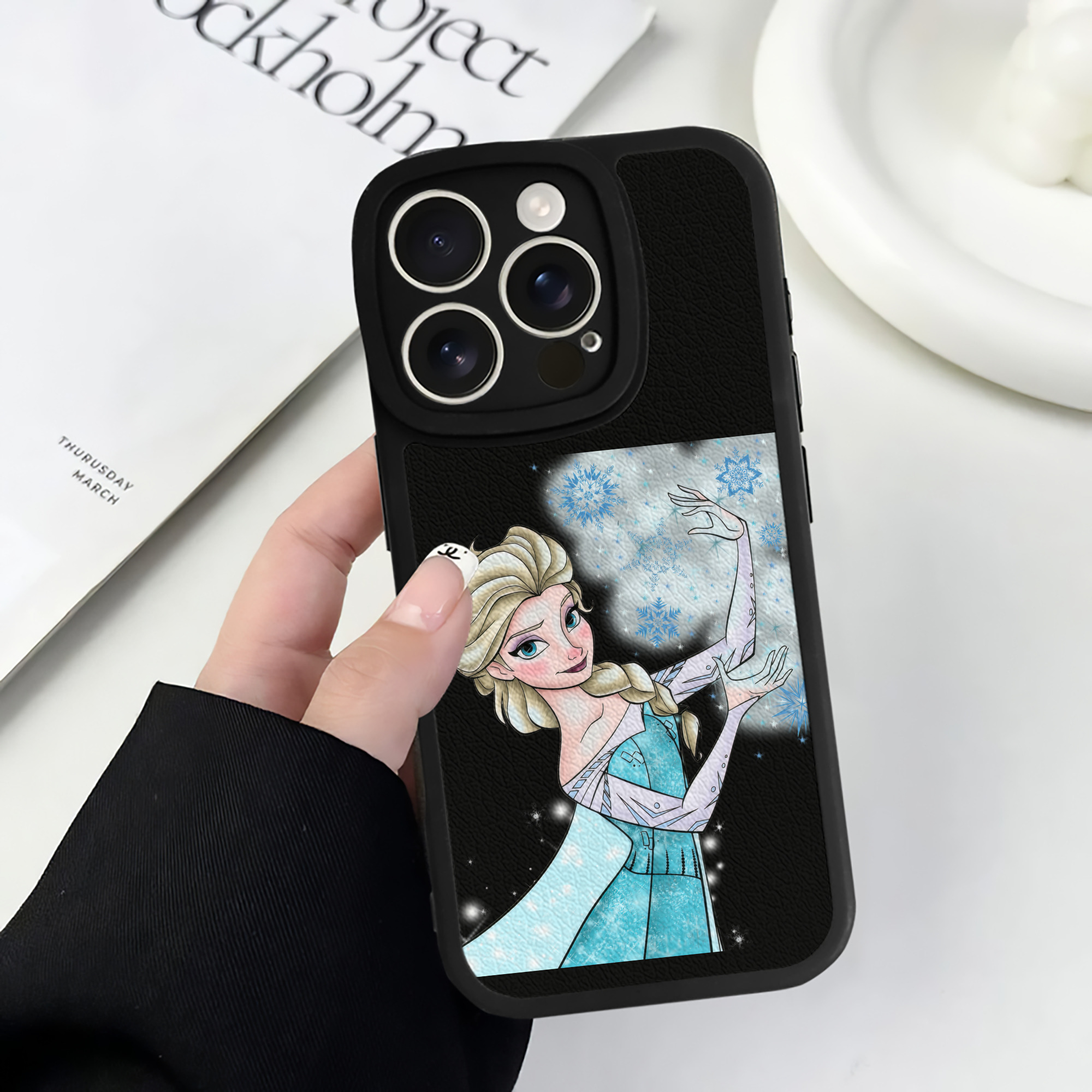 （画像用） アナと雪の女王 アンナ エルサ Frozen Anna Elsa 【iPhone 16シリーズ対応】シリコンスマホケース（レザー調） 材質：シリコン